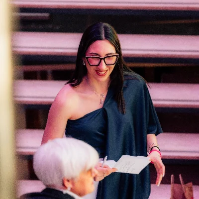 donna giovane con maglia blu