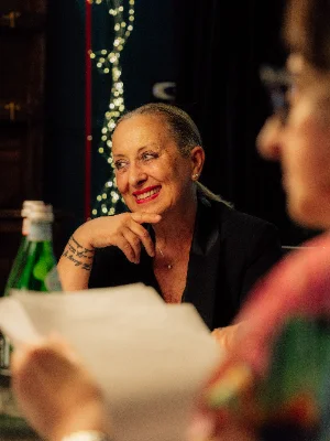 carolyn smith che sorride