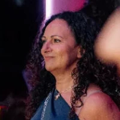 donna castana che sorride