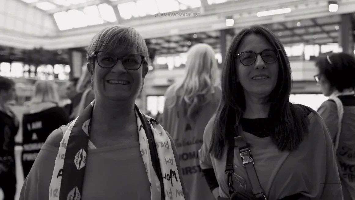 Coppia di donne che sorride