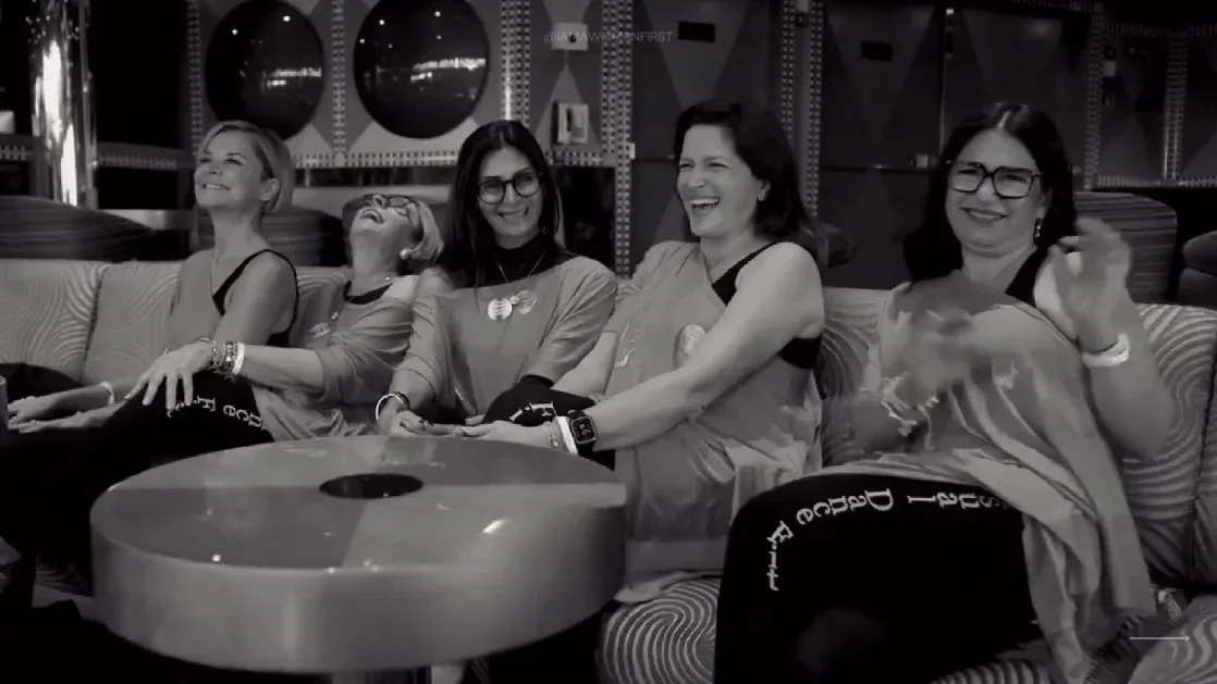 Gruppo di donne seduto su un divanetto che sorride